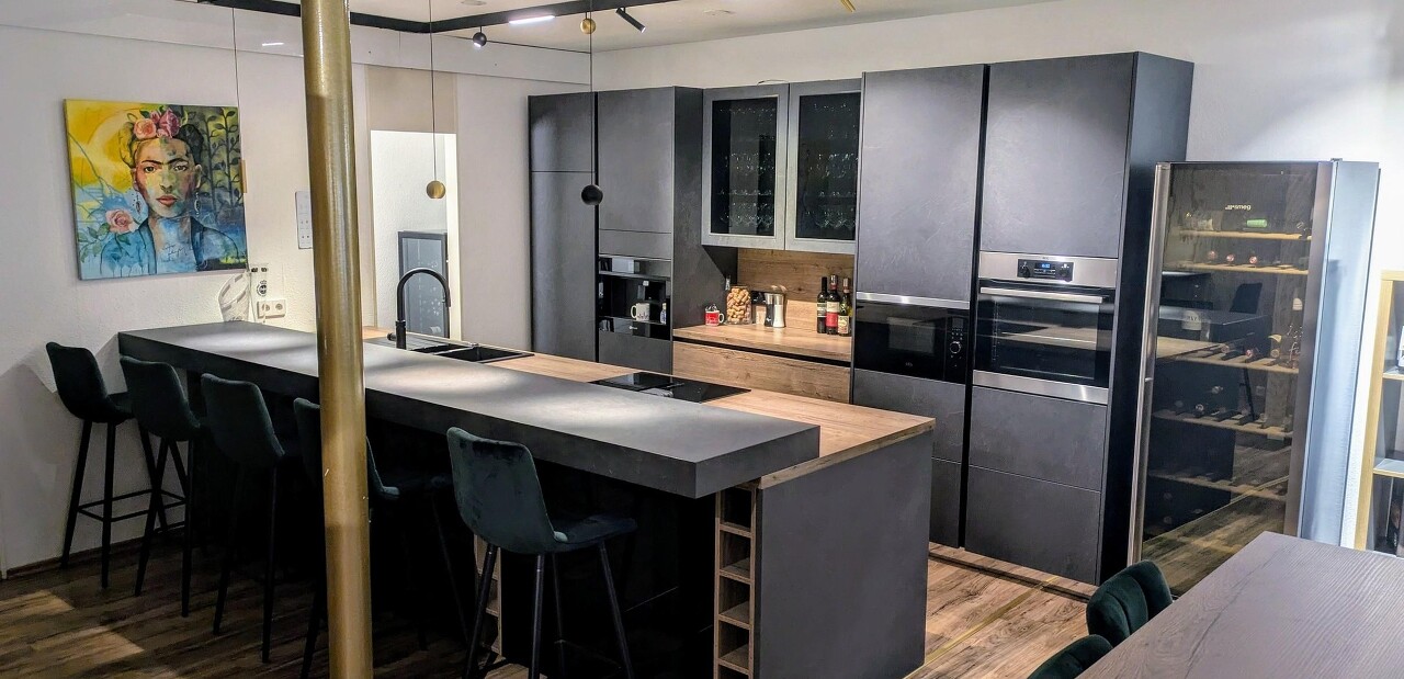 Aktivküche Stoneart Schiefer kombinieert mit Eiche havanna. Aktivküche Stoneart Schiefer kombinieert mit Eiche havanna.